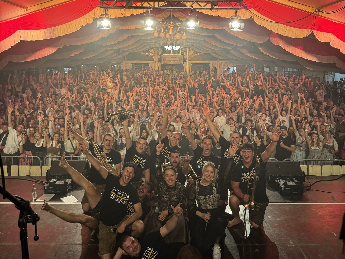 Hofenbrass live im Festzelt vor jubelndem Publikum